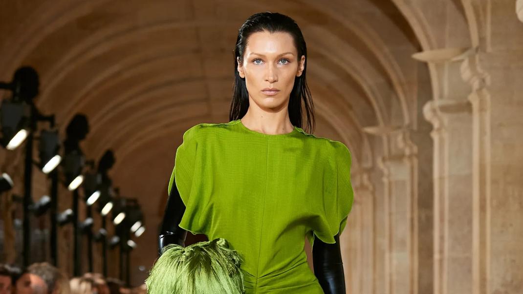 γυναίκα με πράσινο φόρεμα