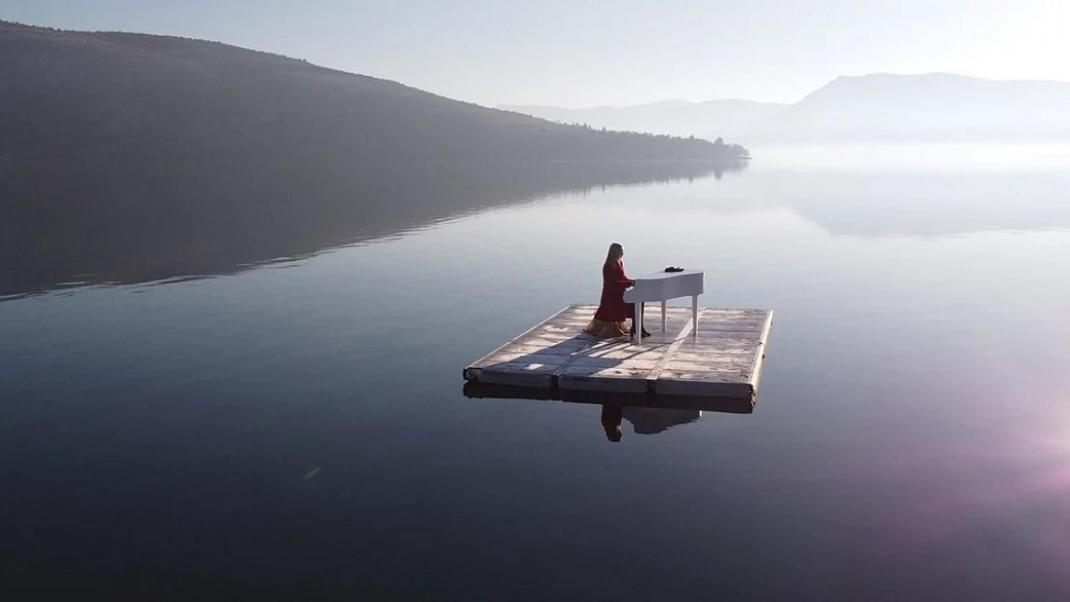 Μοναδικό θέαμα στην Καστοριά: Επαιξε πιάνο στη μέση της λίμνης