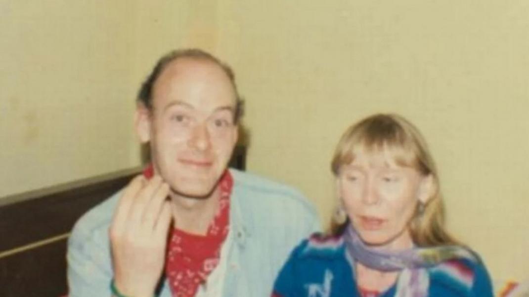 H Ντέλια Μπάλμερ με τον Τζον Σουίνι, που αργότερα αποδείχθηκε ότι ήταν ένας serial killer
