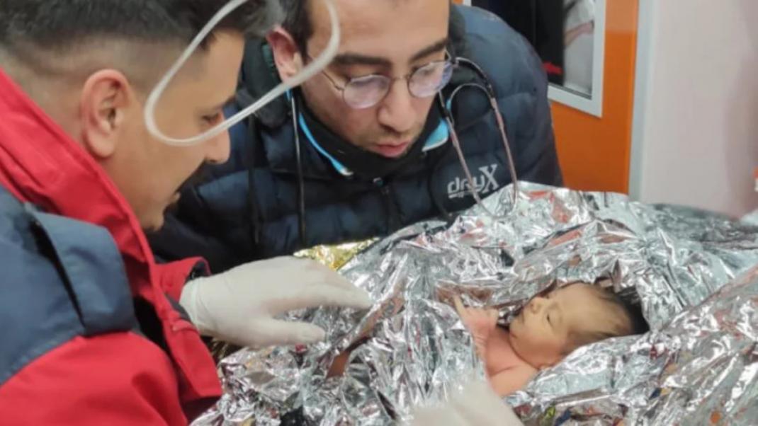 Το μωρό στην αγκαλιά των διασωστών που το ανέσυραν από τα ερείπια κτιρίου στην Τουρκία 