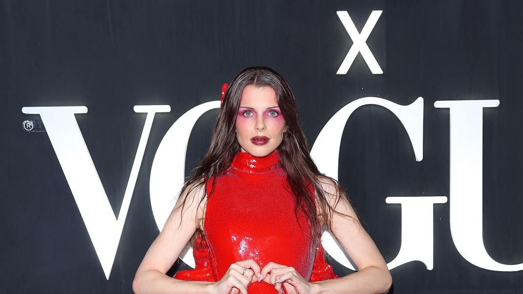 H Τζούλια Φοξ με ιδιαίτερο κόκκινο φόρεμα στο Runway Icons της βρετανικής Vogue xLuisaViaRoma
