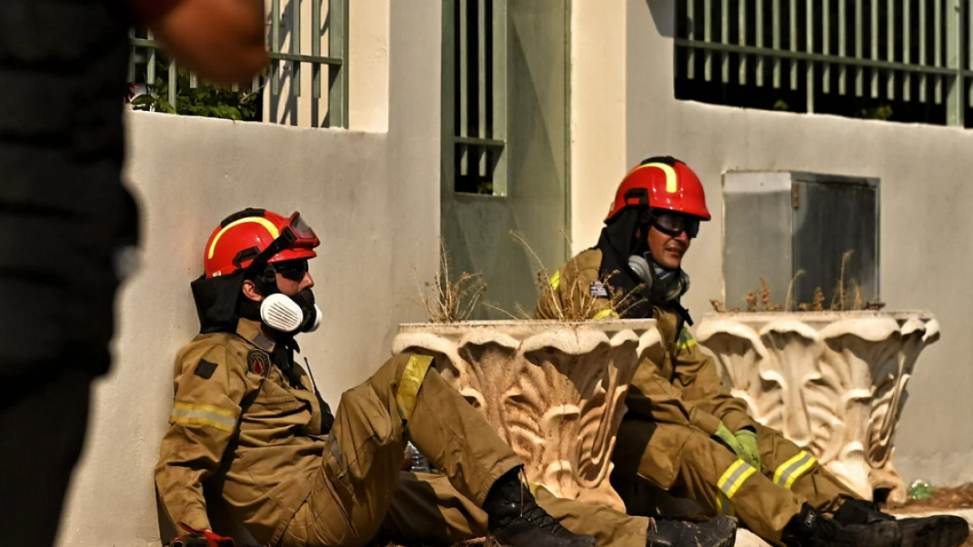 Η συγκλονιστική εικόνα με τους εξουθενωμένους πυροσβέστες