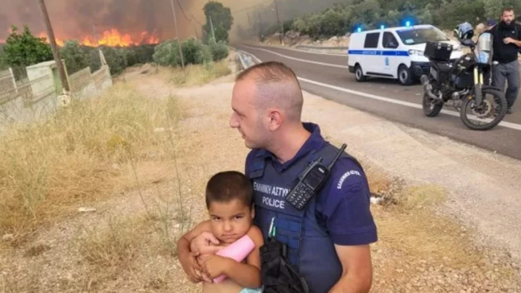 Ο 26χρονος αστυνομικός με το δίχρονο παιδάκι στη Νέα Ζωή