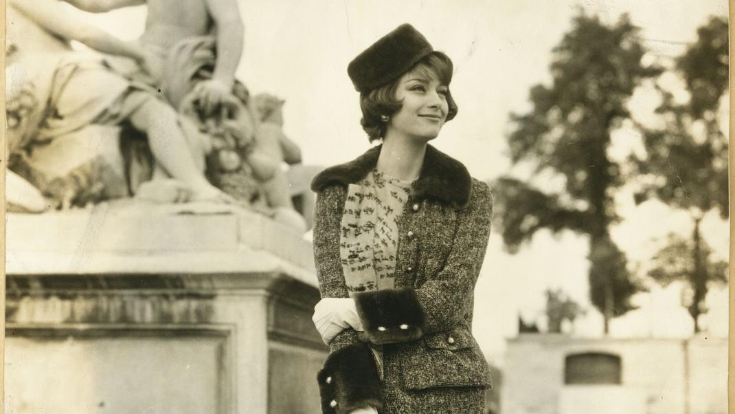 Marie-Hélène Arnaud in a tweed suit from Chanel’s Fall-Winter 1959 collection and Chanel shoes, carrying the 2.55 Chanel handbag.  © CHANEL / All Rights Reserved