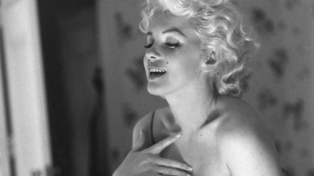 Marilyn Monroe applying Chanel N°5 at the Ambassador Hotel