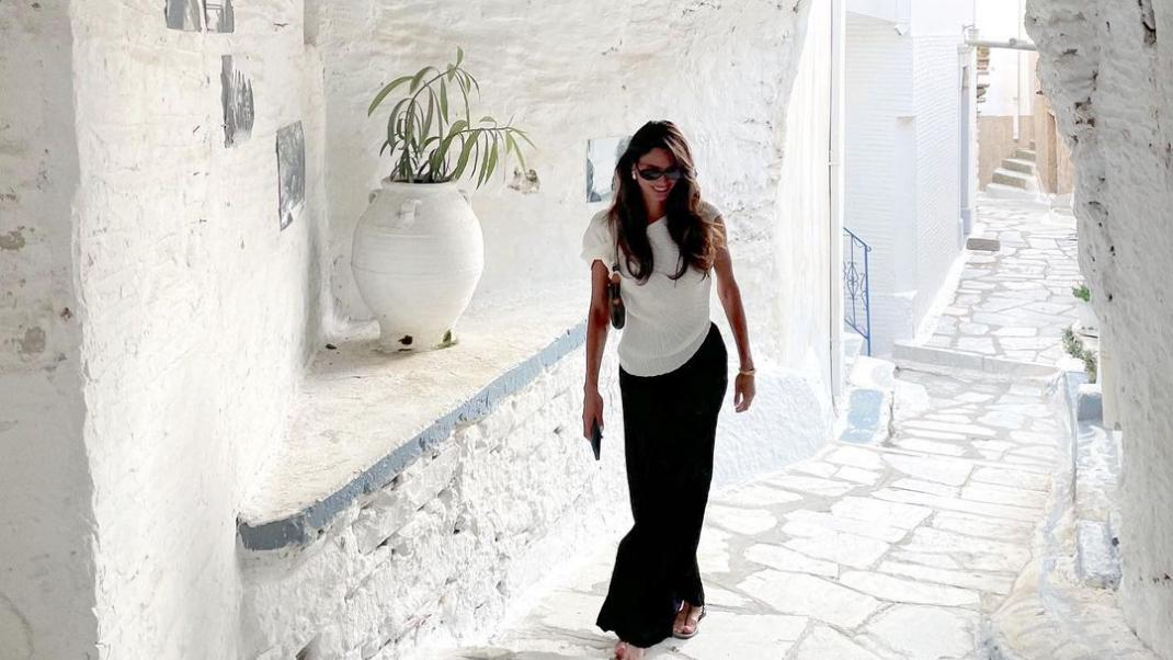 H Ηλιάνα Παπαγεωργίου με μαύρο παντελόνι και κομψό top ελληνικού brand