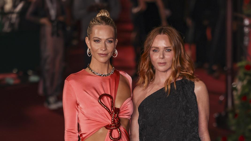 Η Πόπι Ντελεβίν με την Stella McCartney