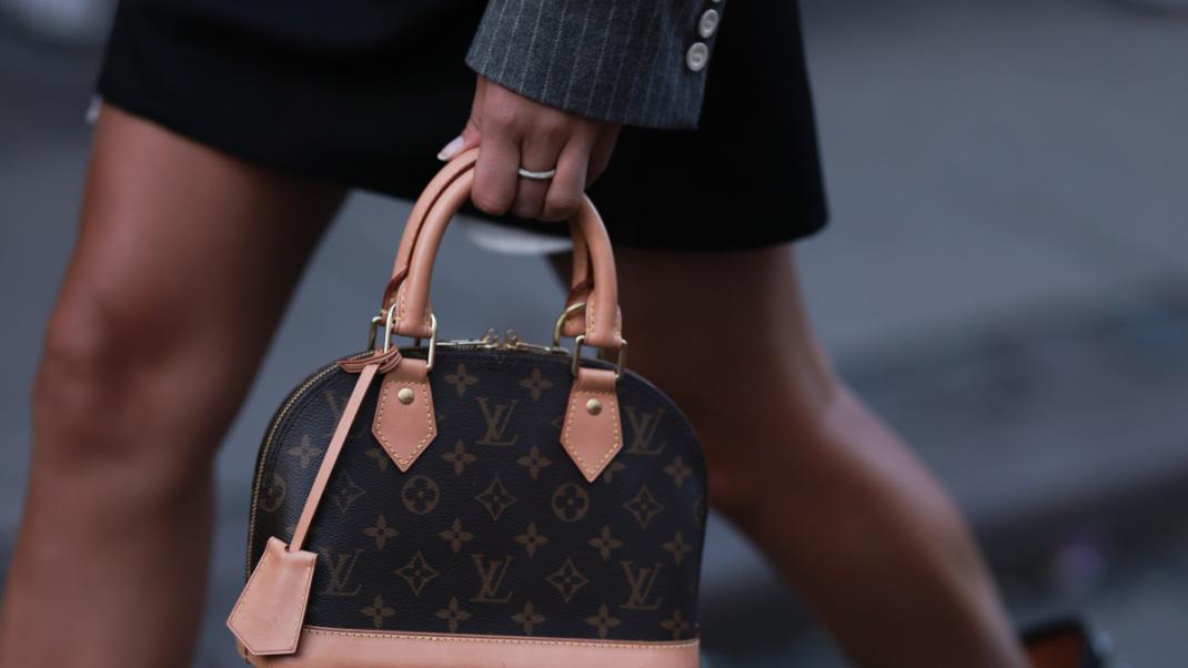 η Alma bag του Louis Vuitton