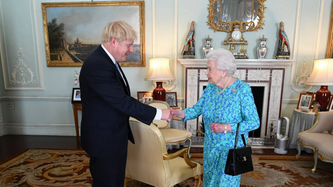 Η βασίλισσα Ελισάβετ με τον Μπόρις Τζόνσον / Φωτογραφία: Twitter/The Royal Fa