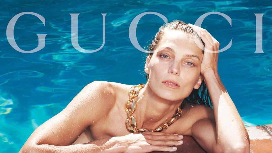 γυναίκα βγαίνει από πισίνα με κολιέ Gucci