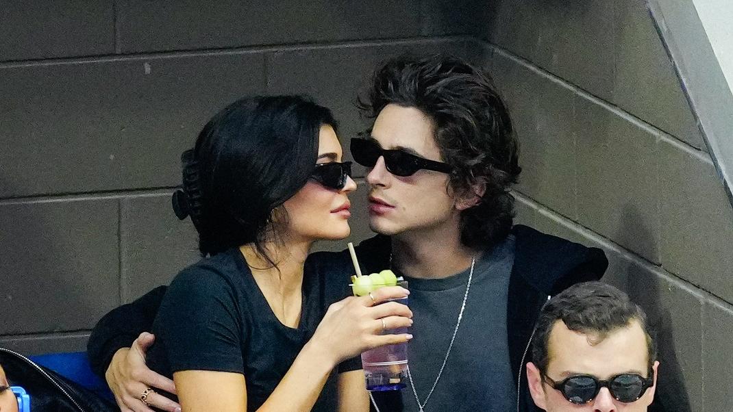  Kylie Jenner -Timothee Chalamet: Τα τρυφερά φιλιά σε νέα δημόσια εμφάνιση