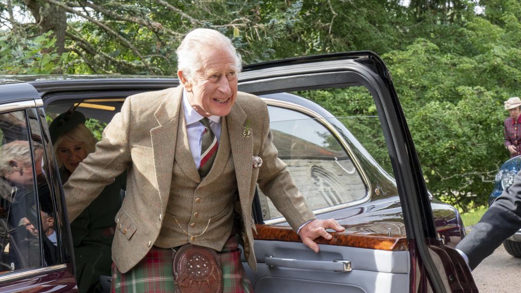 Πώς ο Βασιλιάς Κάρολος έγραψε ιστορία με παραδοσιακό σκωτσέζικο «κιλτ» σε εκδήλωση