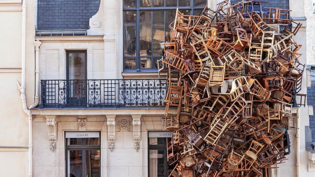 Γιατί ένας πύργος από ξύλινες καρέκλες έχει γεμίσει την πρόσοψη ενός παριζιάνικου αρχοντικού