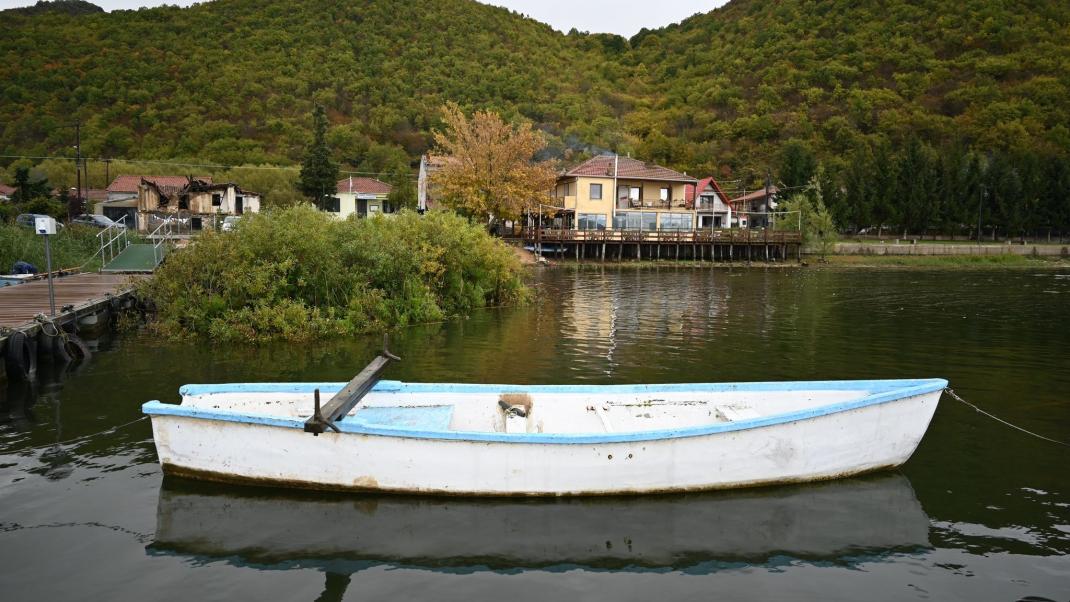 Ανακαλύψτε την απόλυτη γαλήνη και ηρεμία σε ένα άγνωστο - παραλίμνιο χωριό της Ελλάδας