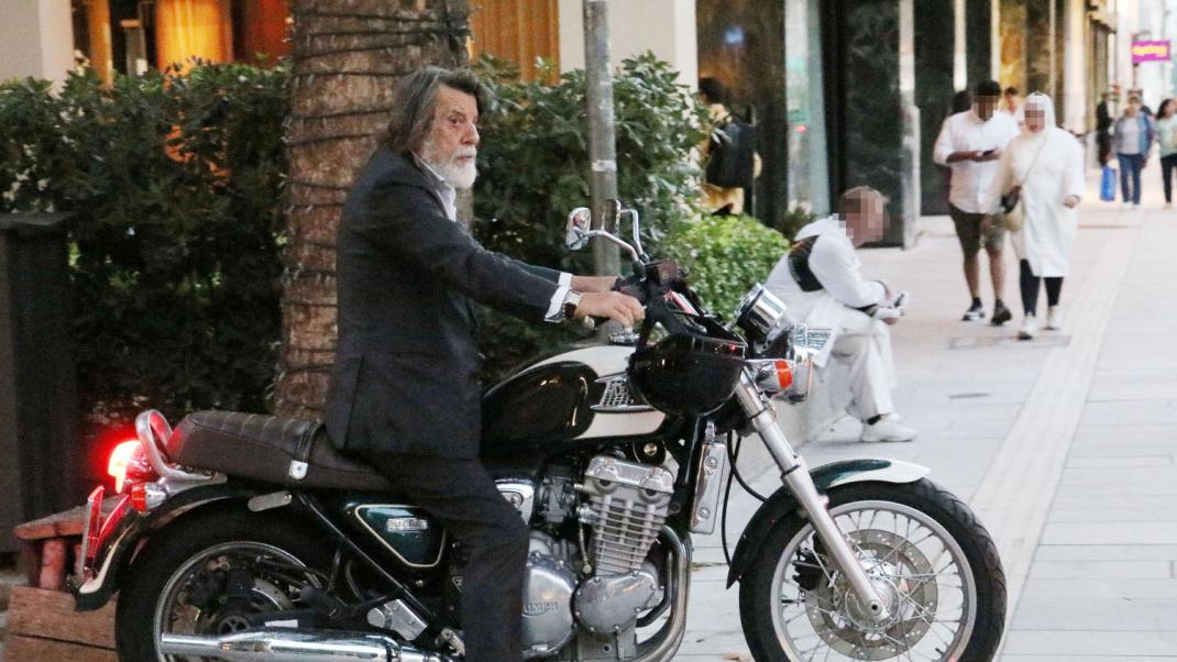 Τάσος Ζέππος: Easy rider στο κέντρο της Αθήνας με κομψό κοστούμι [εικόνες]