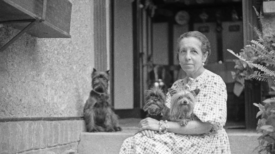 H Madame D’Ora με τα σκυλιά της. 