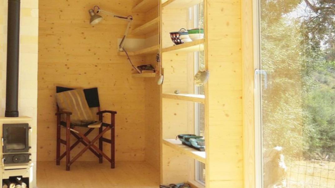 Το μικροσκοπικό σπίτι μιας δασκάλας γιόγκα που ταξίδεψε από τη Σκωτία στην Κρήτη 