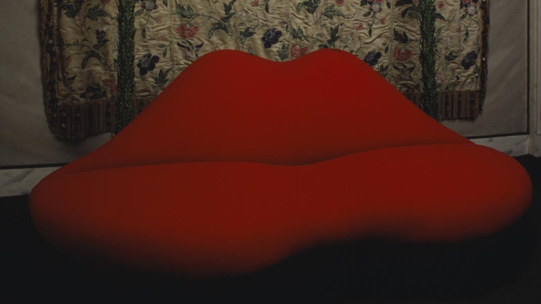 Lips sofa: Ο περίφημος καναπές του Νταλί που θεωρείται pop icon του design