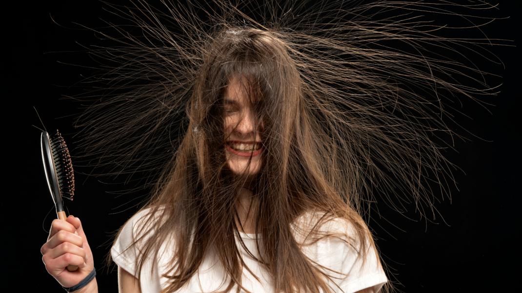 Τα υφάσματα που κάνουν τα μαλλιά να ηλεκτρίζονται