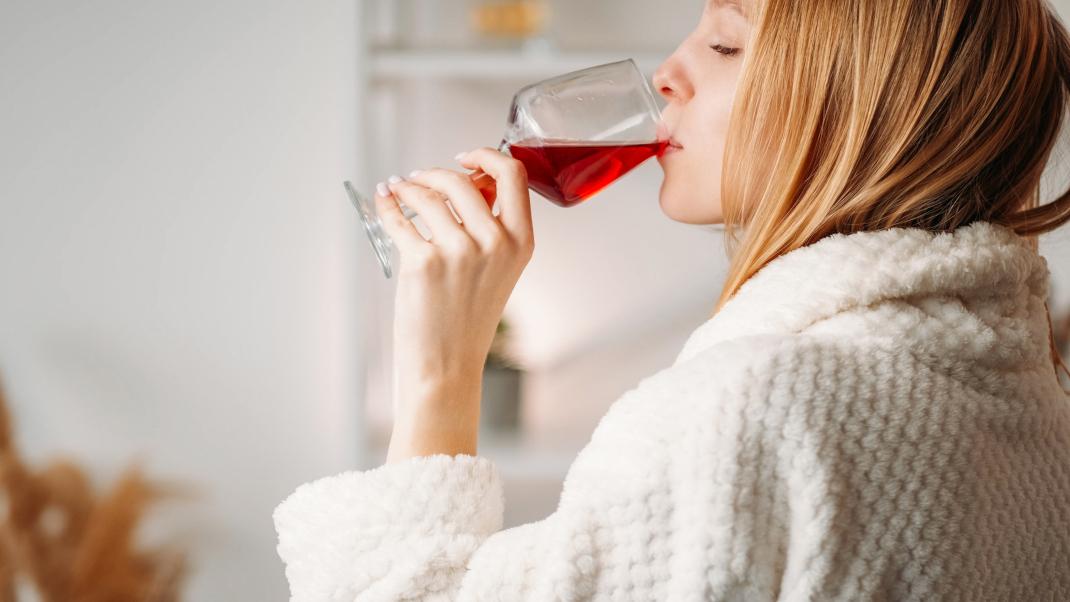 γυναίκα πίνει κόκκινο κρασί