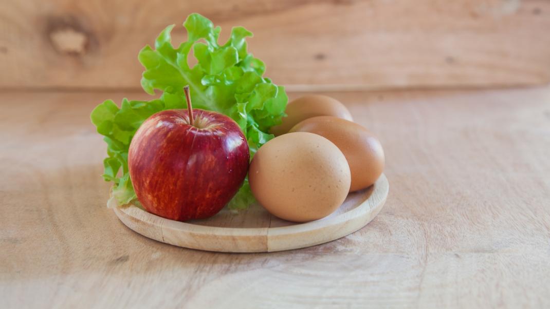 Μήλο Vs αυγό: Ποιο από τα δύο κρατάει πραγματικά τον γιατρό μακριά