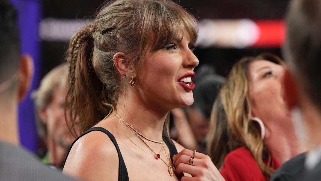 Πώς να πετύχετε το κόκκινο χρώμα της Taylor Swift στα χείλη