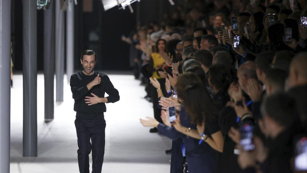 Ο Nicolas Ghesquière επισφράγισε τα 10 χρόνια στη Louis Vuitton με ένα δυναμικό σόου στο Παρίσι