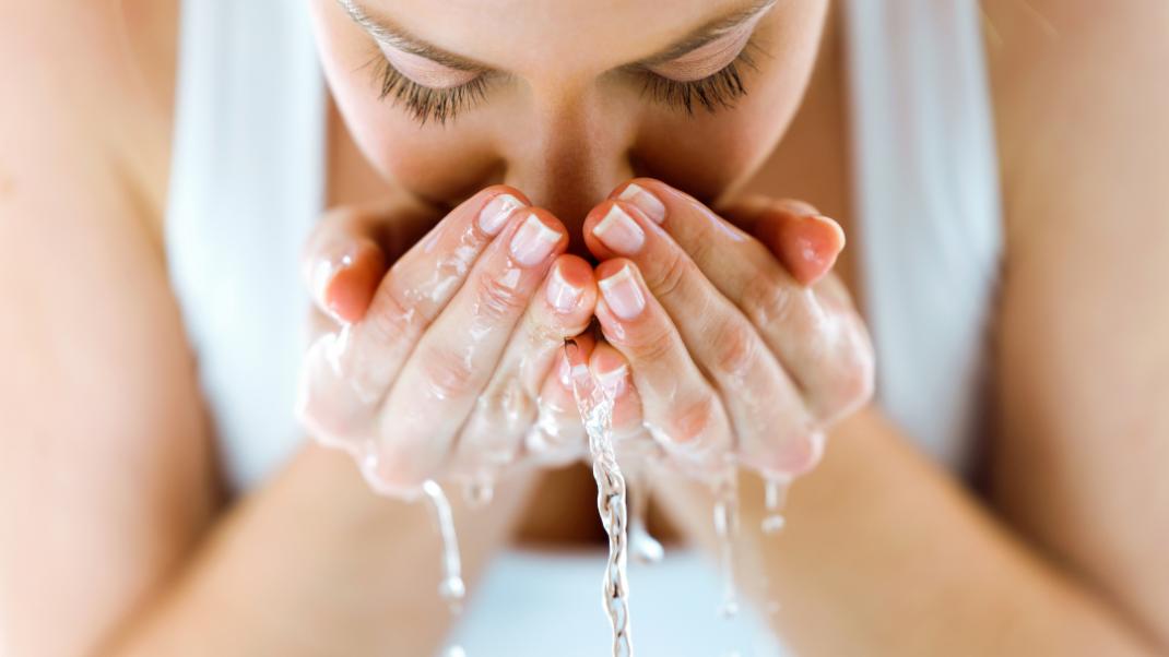 Πόσο σημαντικό είναι να πλένετε το πρόσωπο το βράδυ
