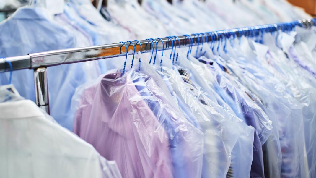 Ένας ειδικός στα υφάσματα εξηγεί ποια ρούχα χρειάζονται πραγματικά καθαριστήριο