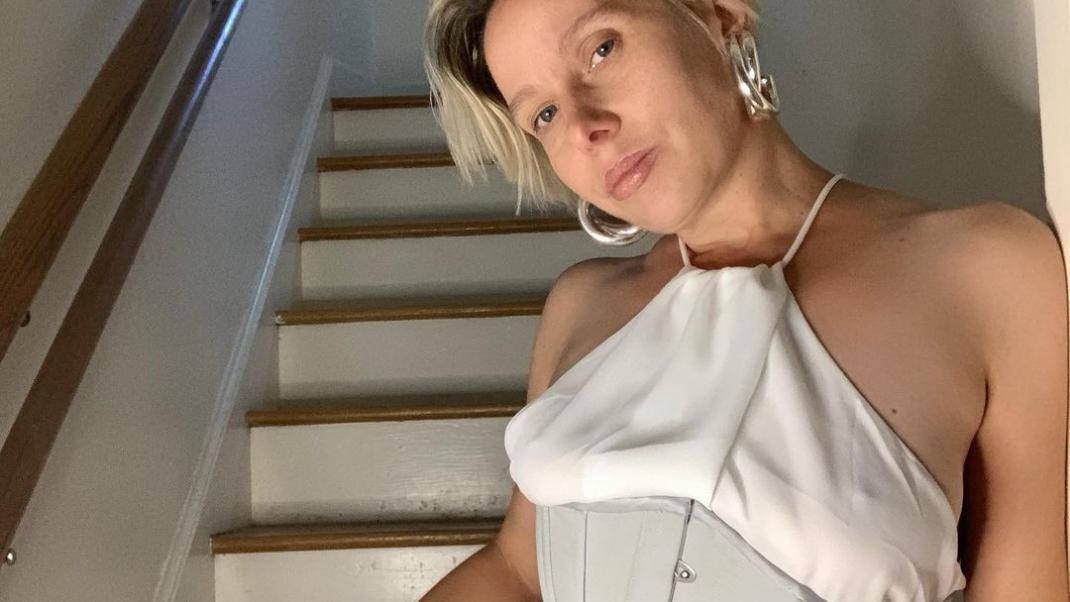 Η 48χρονη Σάρα Βαέτ φοράει κορσέδες για 16 ώρες την ημέρα/Φωτογραφία: Instagram/smallestwaist
