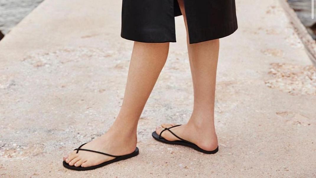 Πώς οι σαγιονάρες μετατράπηκαν από παπούτσια της θάλασσας σε must-have της μόδας