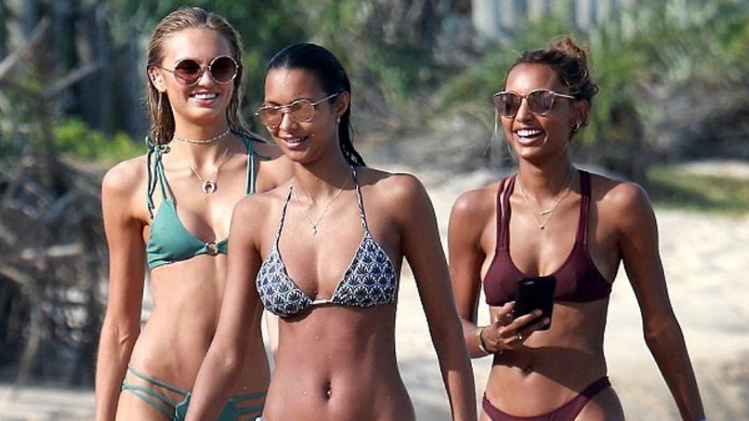 Τα αγγελάκια της Victoria's Secret στην παραλία με bikini - Μοίρασαν πρωτοχρονιάτικα «εγκεφαλικά» | 0 bovary.gr