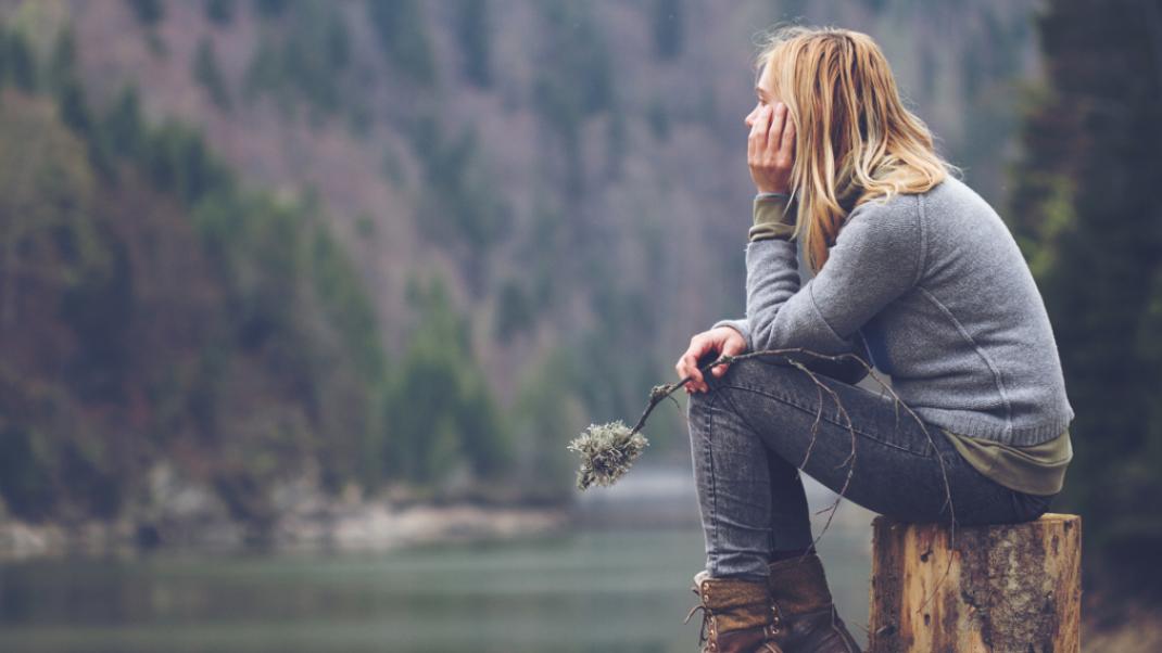 Μια γυναίκα μόνη αγναντεύει, Φωτογραφία: Shutterstock/By macondo