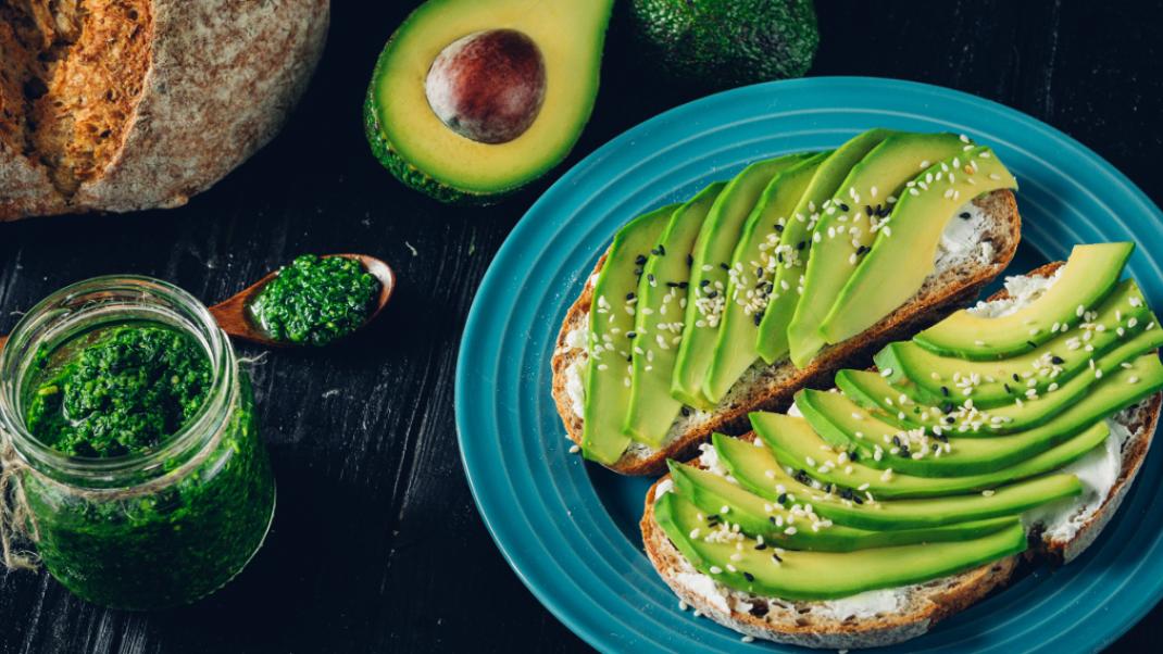 Αβοκάντο με ψωμί, Φωτογραφία: Shutterstock