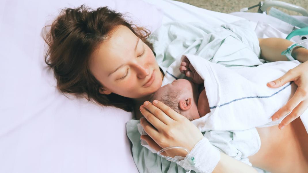 Μητέρα κρατάει το νεογέννητο μωρό της, Φωτογραφία: Shutterstock/By Natalia Deriabina