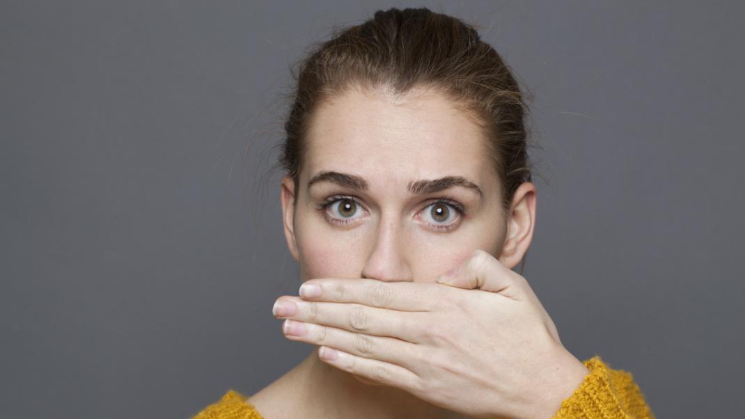 Μια γυναίκα έχει δυσάρεστη αναπνοή, Φωτογραφία: Shutterstock/By STUDIO GRAND OUEST