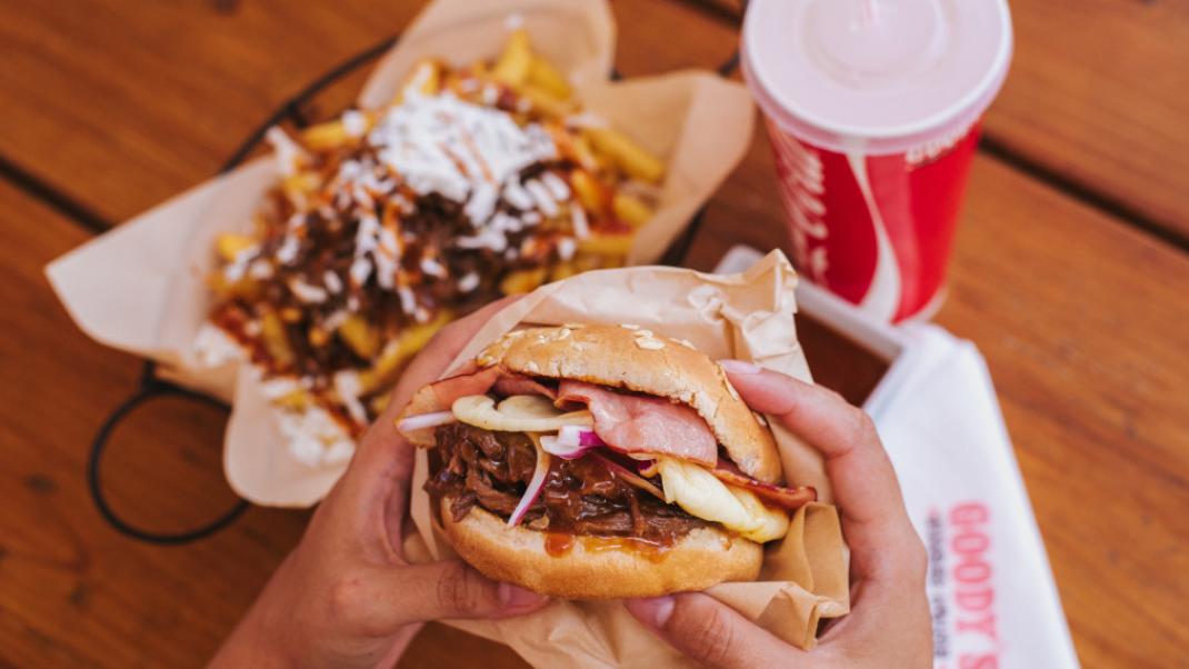 Γιατί δεν μπορούμε να ξεχάσουμε τη γεύση των ολοκαίνουργιων Pulled burgers που φάγαμε στα Goody’s Burger House | 0 bovary.gr