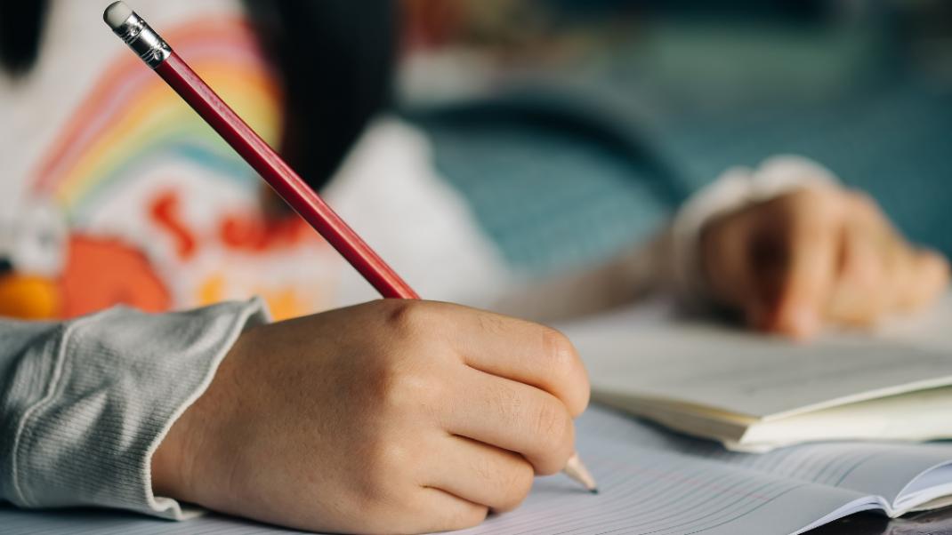 Ερευνα αποκαλύπτει γιατί τα σημερινά παιδιά «παλεύουν» να κρατήσουν σωστά  το μολύβι | BOVARY