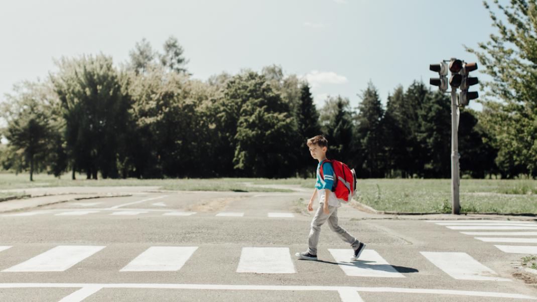 Ενα παιδί διασχίζει το δρόμο, Φωτογραφία: Shutterstock/By Newman Studio