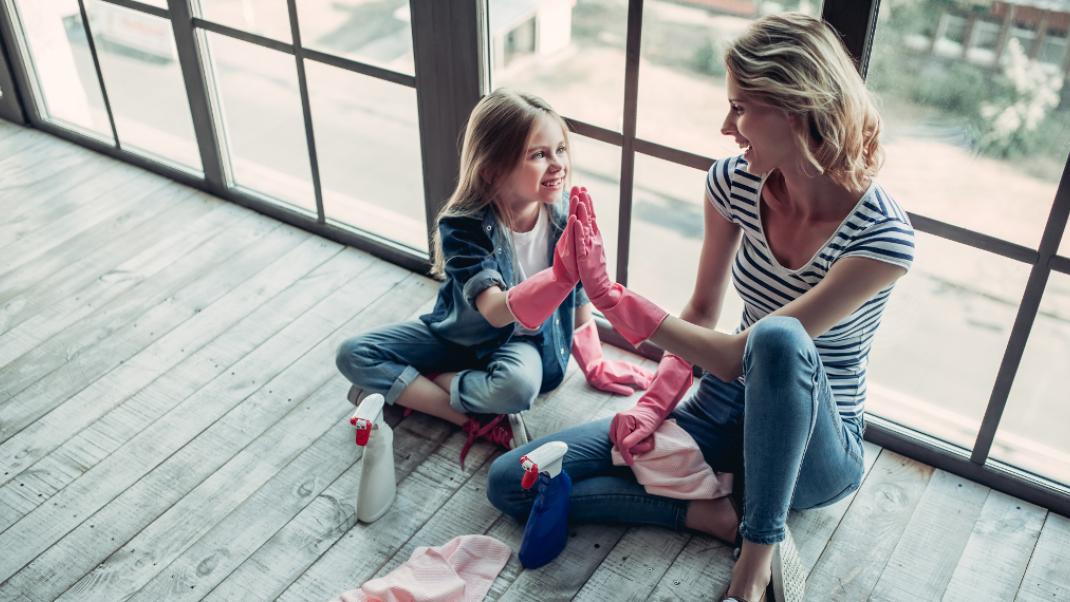 Μια μητέρα καθαρίζει με την κόρη της, Φωτογραφία: Shutterstock/By 4 PM production