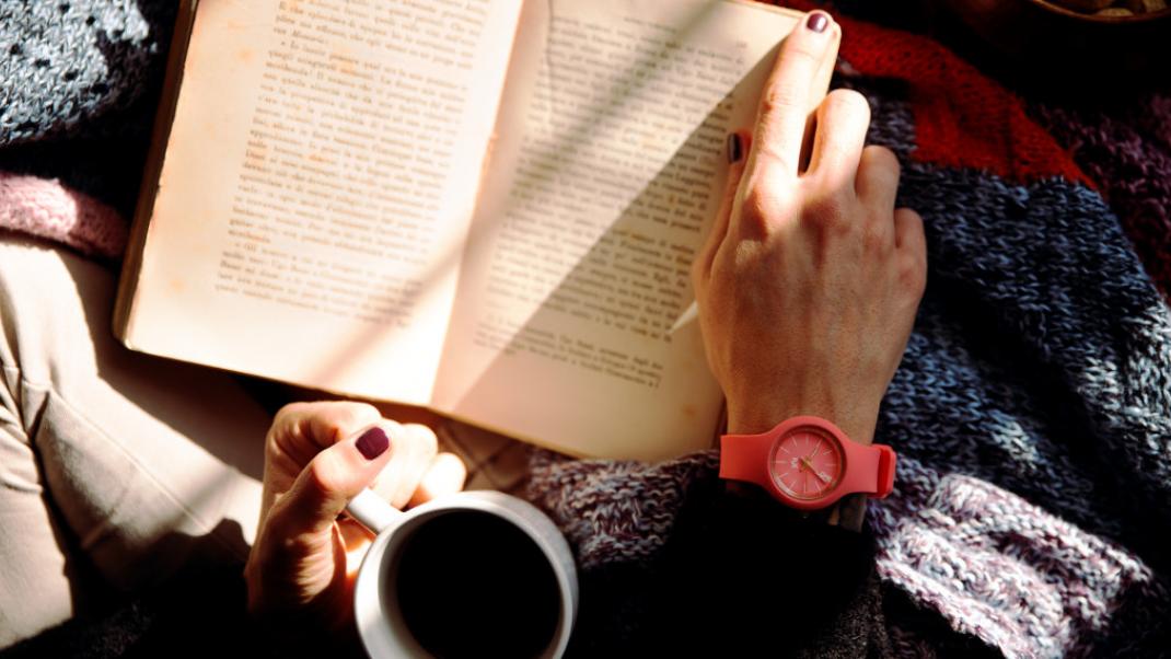 Γυναίκα πίνει καφέ και διαβάζει βιβλίο/Φωτογραφία: Vincenzo Malagoli/Pexels