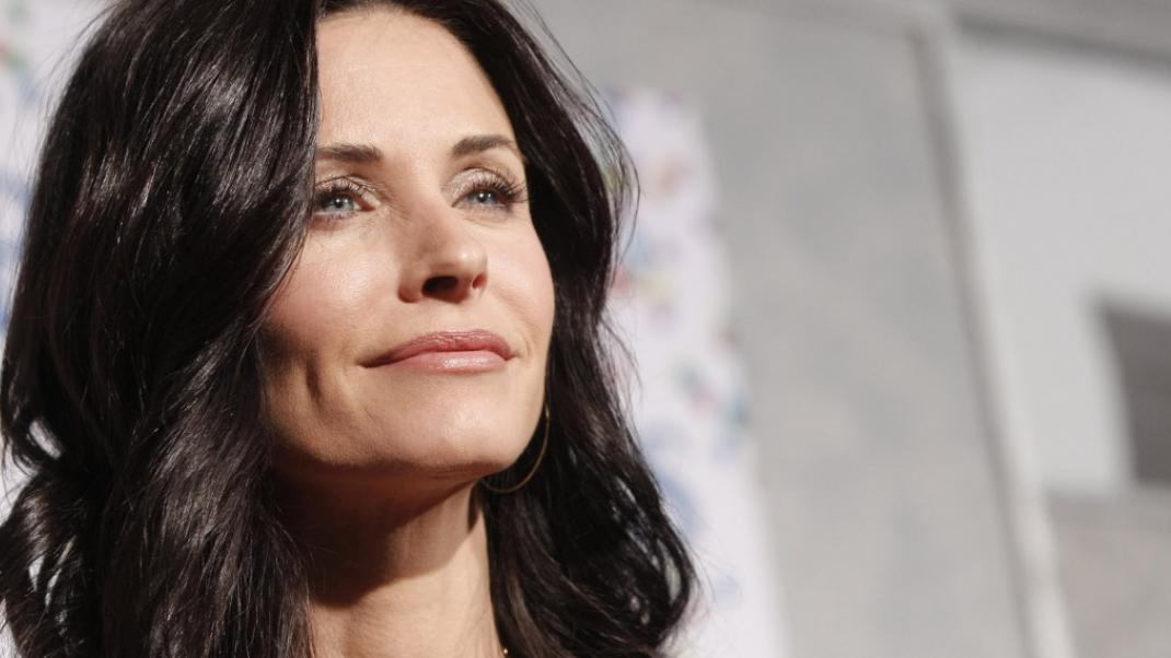 H Courteney Cox αφαίρεσε τα εμφυτεύματα από το πρόσωπό της και εξομολογείται ότι αισθάνεται καλύτερα | 0 bovary.gr