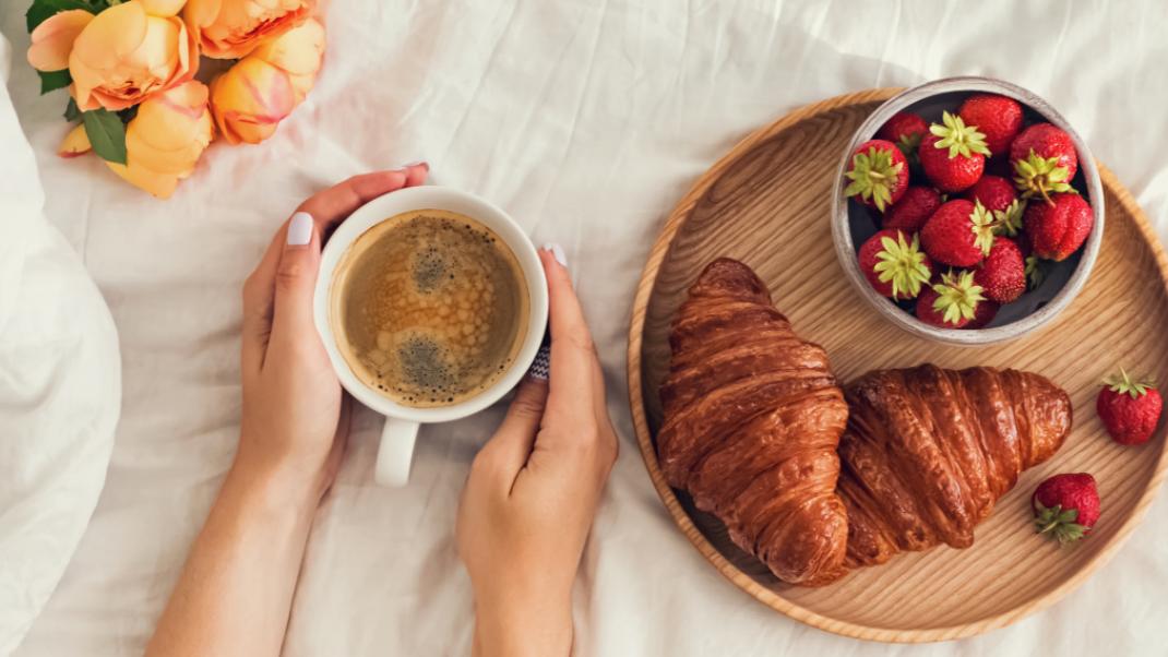 Πρωινό με καφέ, κρουασάν και φράουλες, Φωτογραφία: Shutterstock/By Chiociolla