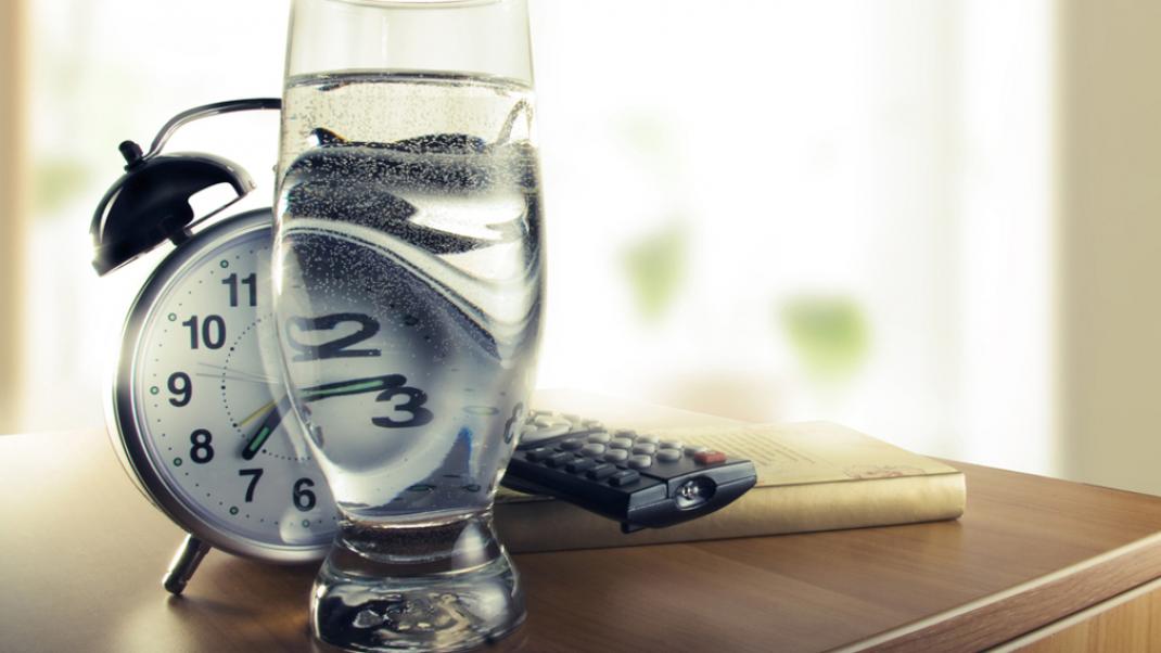 Τι θα συμβεί αν πιεις νερό που έχει μείνει όλη τη νύχτα στο ποτήρι  | 0 bovary.gr
