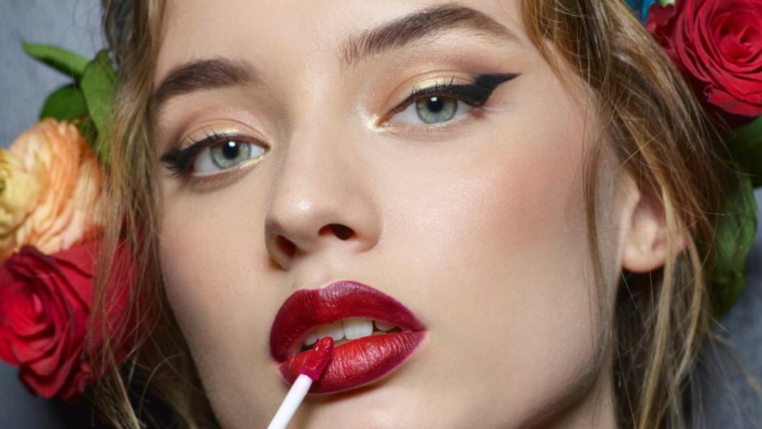 O οίκος Dolce&Gabbana διατήρησε το ρετρό, femme fatale χαρακτήρα του, στο makeup look της νέας συλλογής | 0 bovary.gr