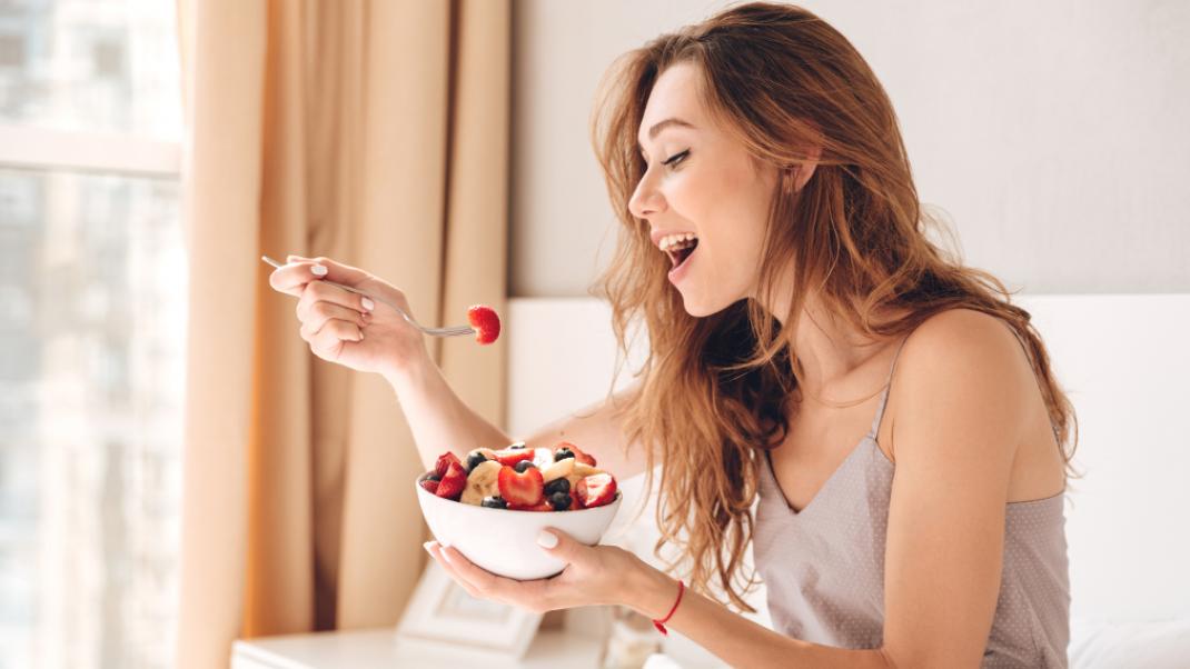 Γυναίκα τρώει πρωινό /Shutterstock