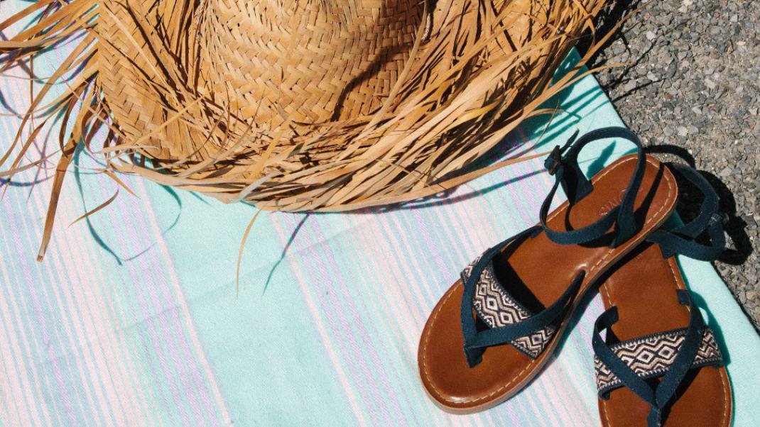 Ετοιμάζουμε βαλίτσα για διακοπές με τα fashion items της TOMS!  | 0 bovary.gr