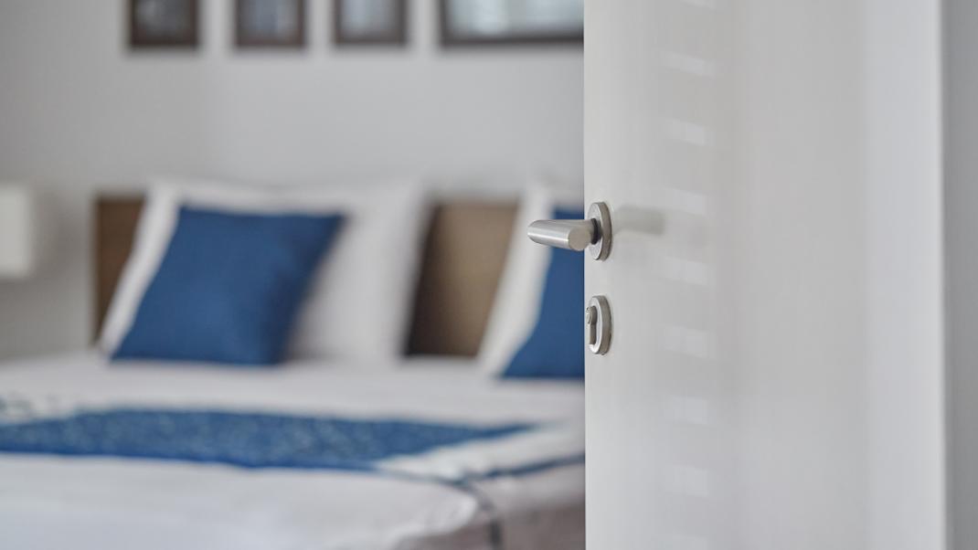 Κρεβατοκάμαρα με πόρτα ανοιχτή, Φωτογραφία: Shutterstock/By Sompetch Khanakornpratip