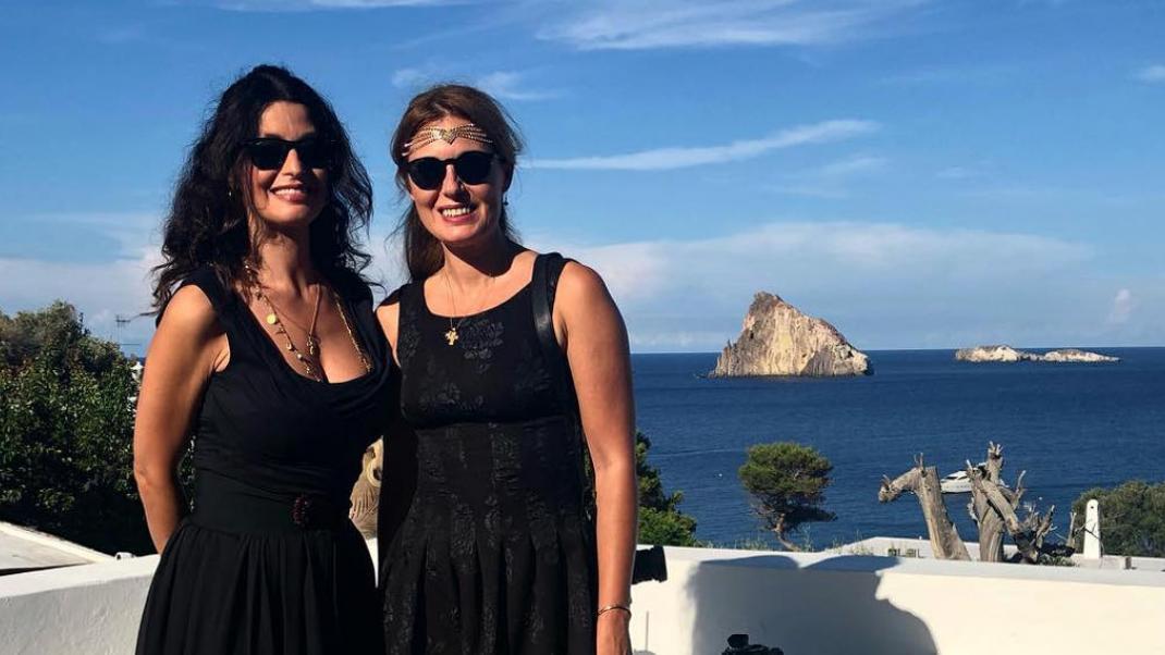 βγαίνω με τις αδελφές μου κολλητή