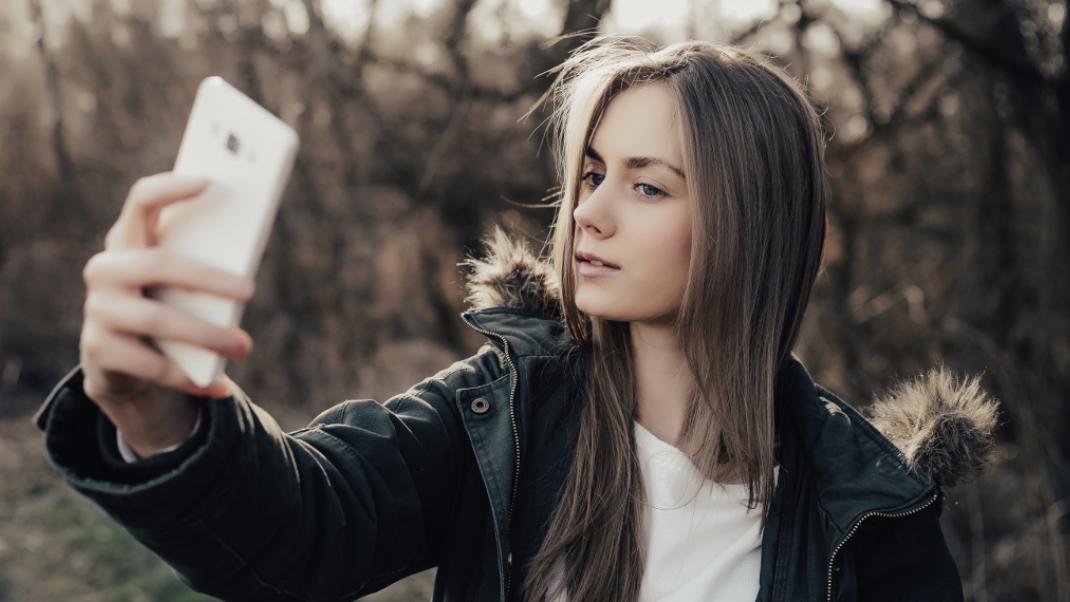 Μια γυναίκα βγάζει selfie, Φωτογραφία: Shutterstock/By Dara Kaliton